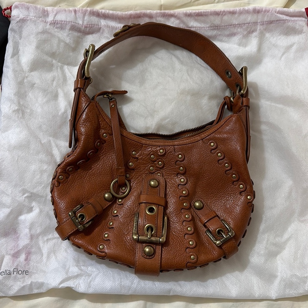Quite shoulder bag. Soft leather zipper top